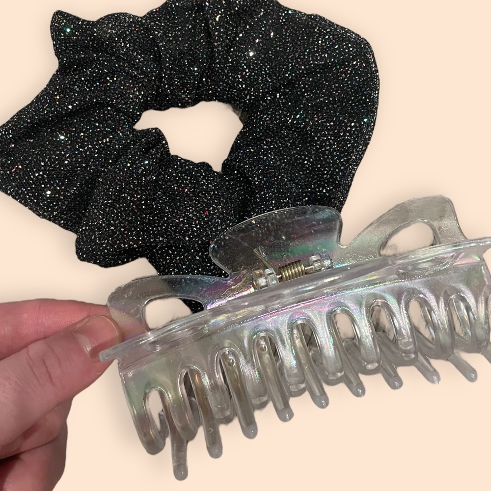 ✨ 3 for $20 ✨ scrunchie and hair claw